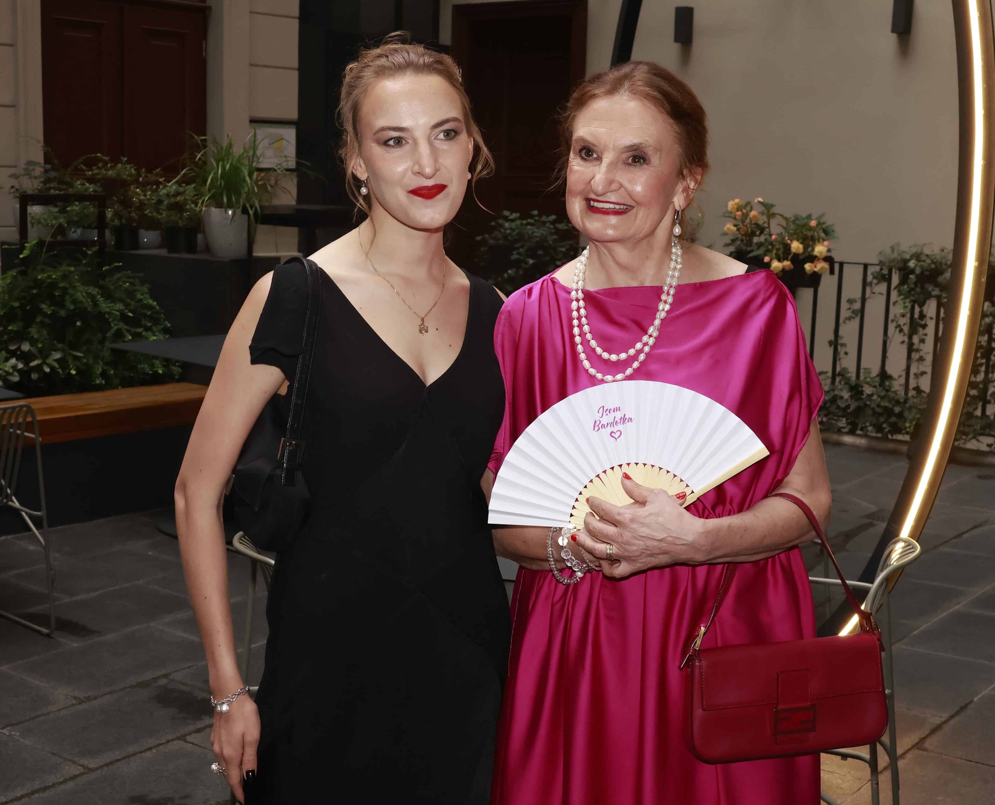 Eva Holubová a její dcera Karolína na premiéře filmu Bardotky v Praze. Foto: Nextfoto