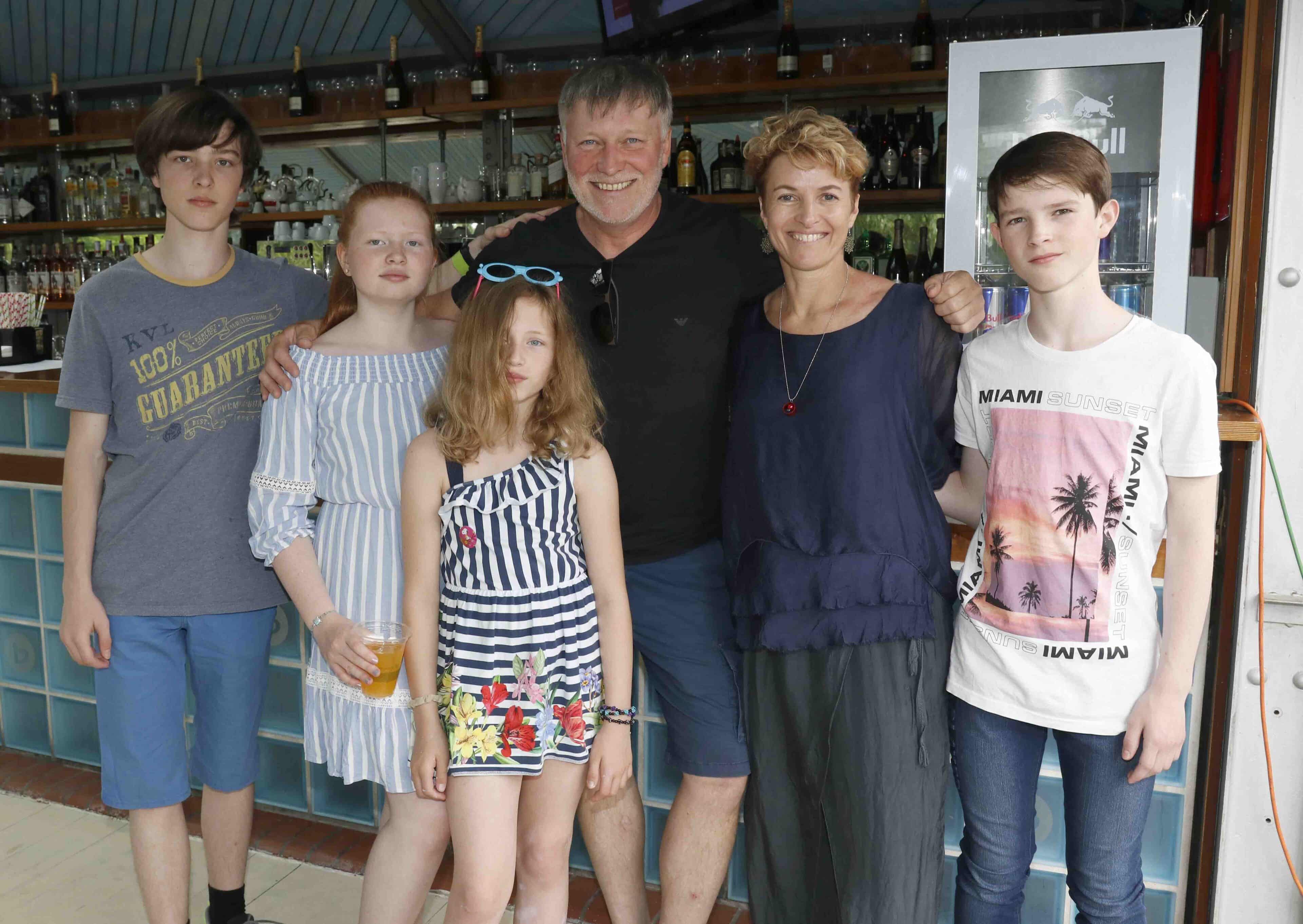 Michal Dlouhý s dcerami Annou a Karolínou, Petra Jungmanová a synové zesnulého Vladimíra Dlouhého. Foto: Nextfoto