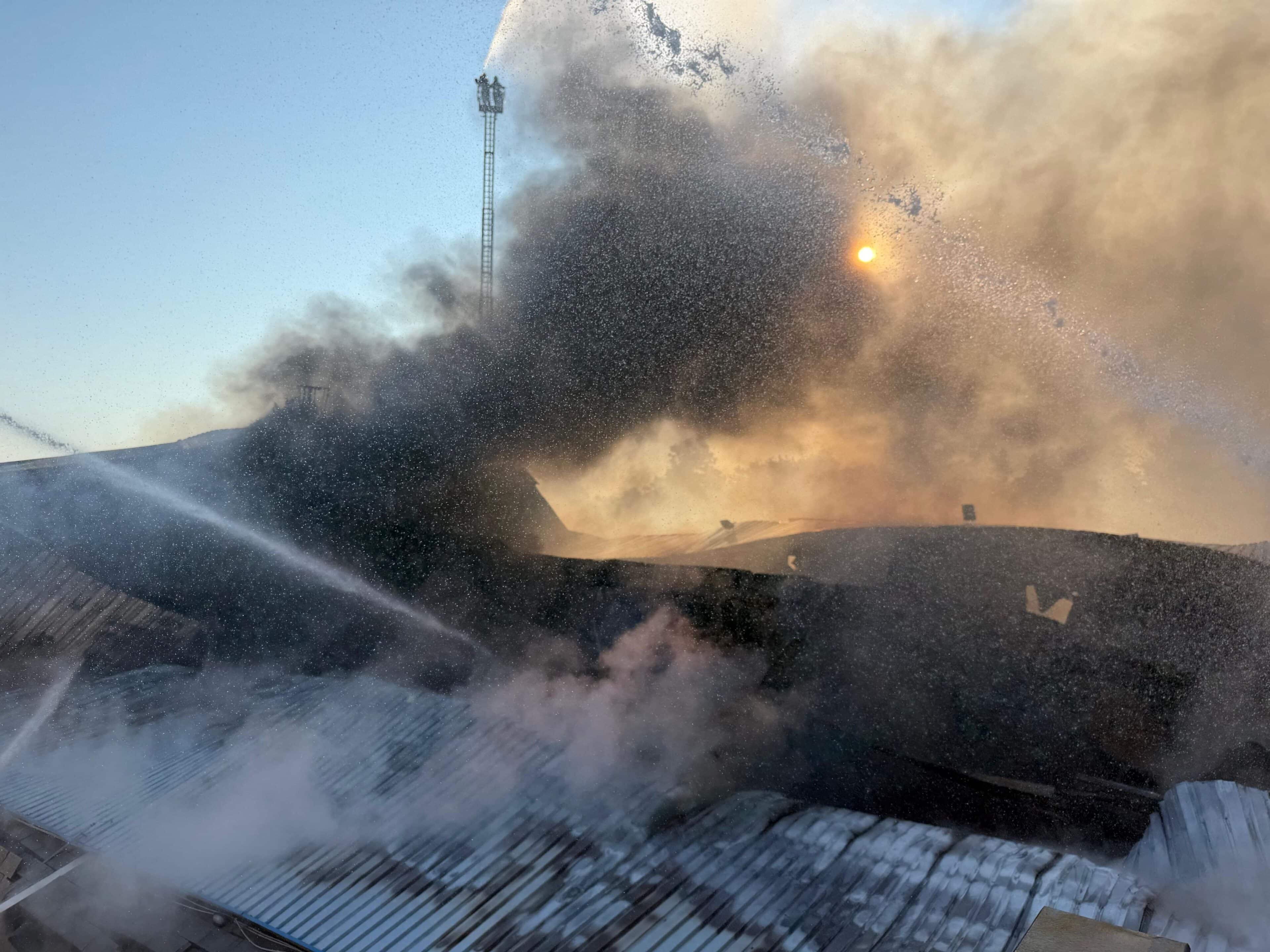 Rozsáhlý požár haly v Čelákovicích. Foto: HZS SČK