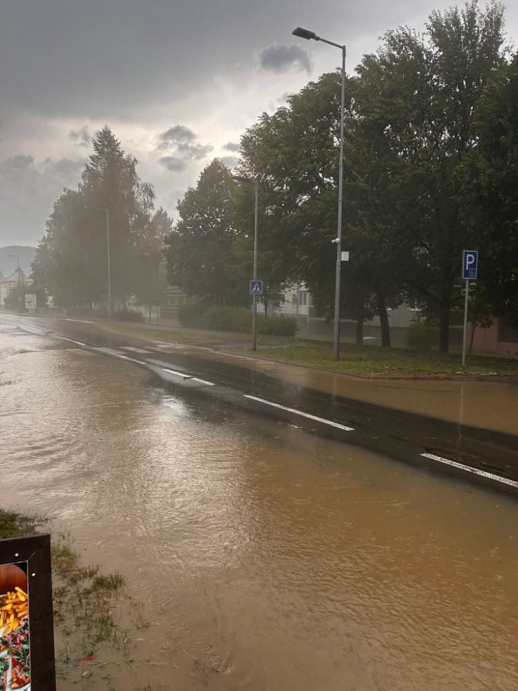 Dnešní záplavy v Karolince. Foto: HZS