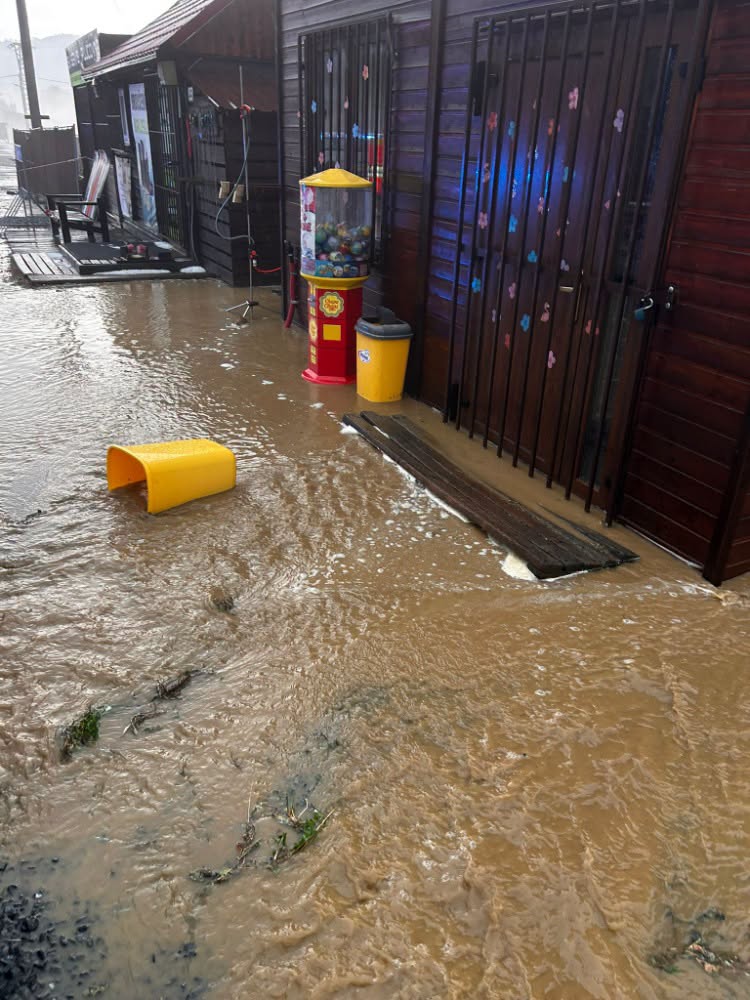 Dnešní záplavy v Karolince. Foto: HZS