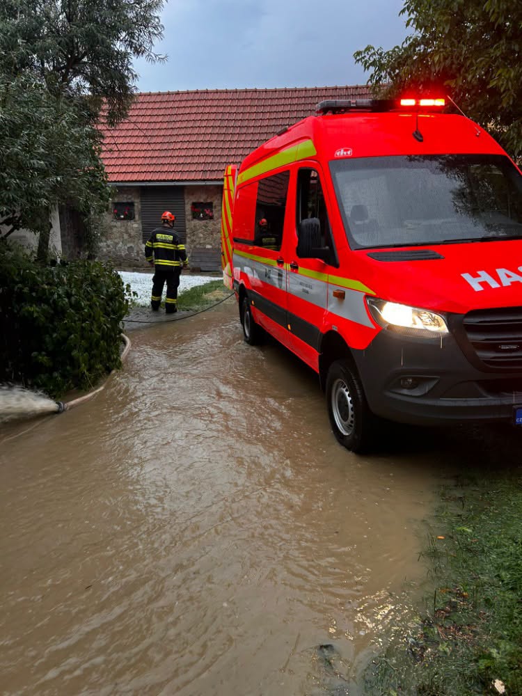 Dnešní záplavy v Karolince. Foto: HZS