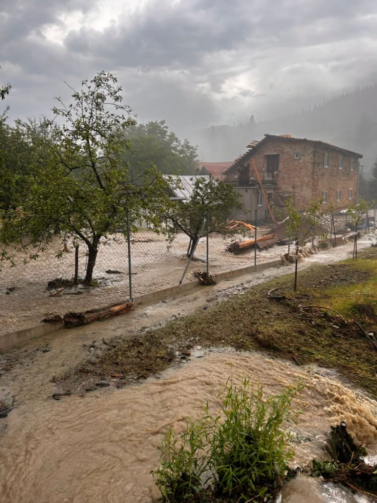 Dnešní záplavy v Karolince. Foto: HZS