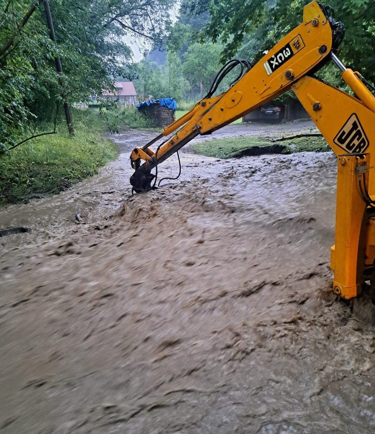 Velkými Karlovicemi se valí bahno. Foto: obec