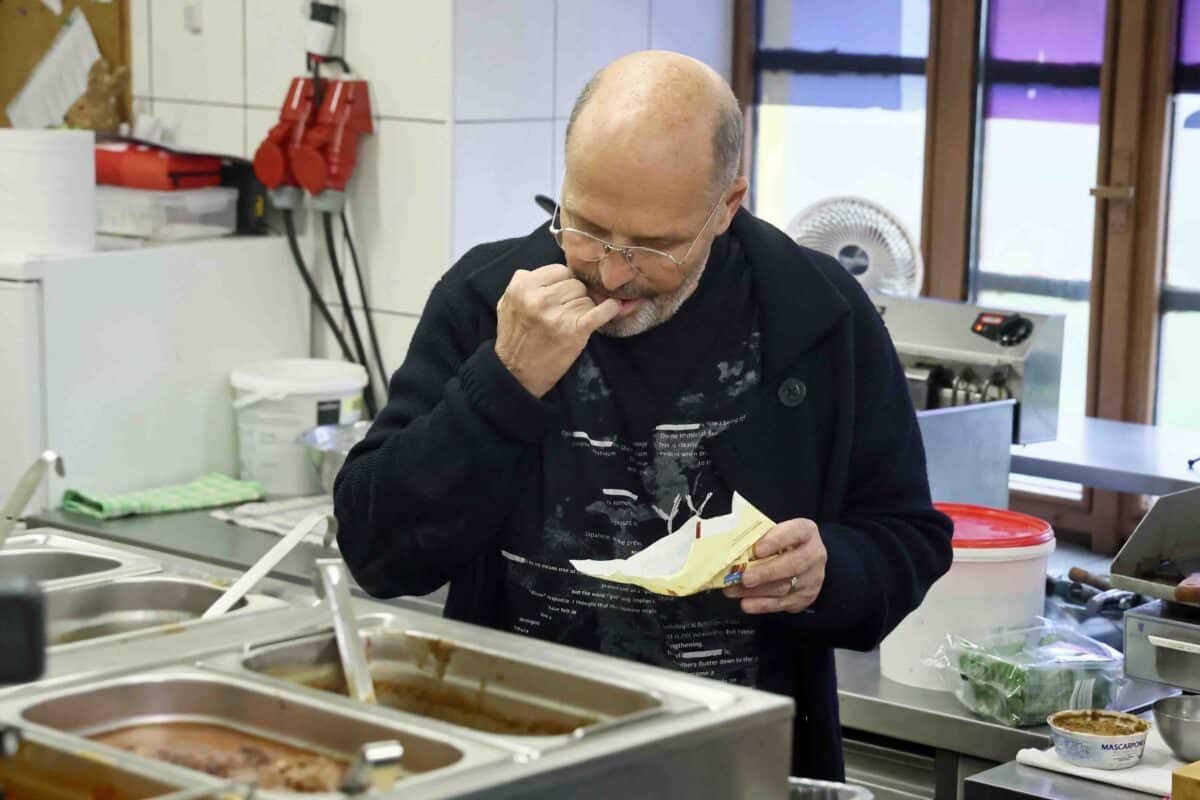 Zdeněk Pohlreich v nové řadě Ano, šéfe! v hostinci U Zlatého buřtu. Foto: TV Prima / se souhlasem