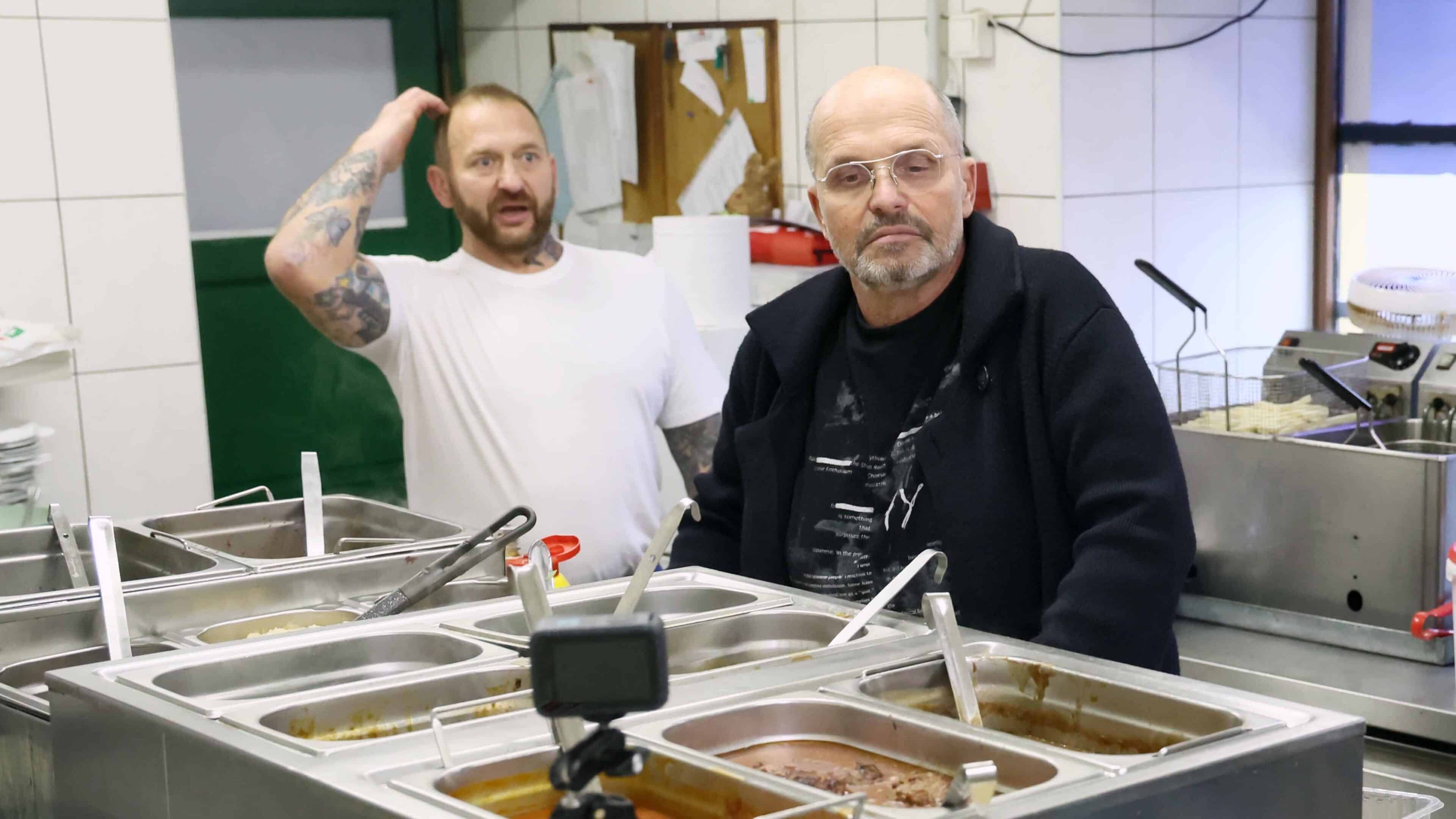 Erik Macan při natáčení se Zdeňkem Pohlreichem. U Zlatého buřtu ale ve skutečnosti nepracuje. Foto: TV Prima / se souhlasem