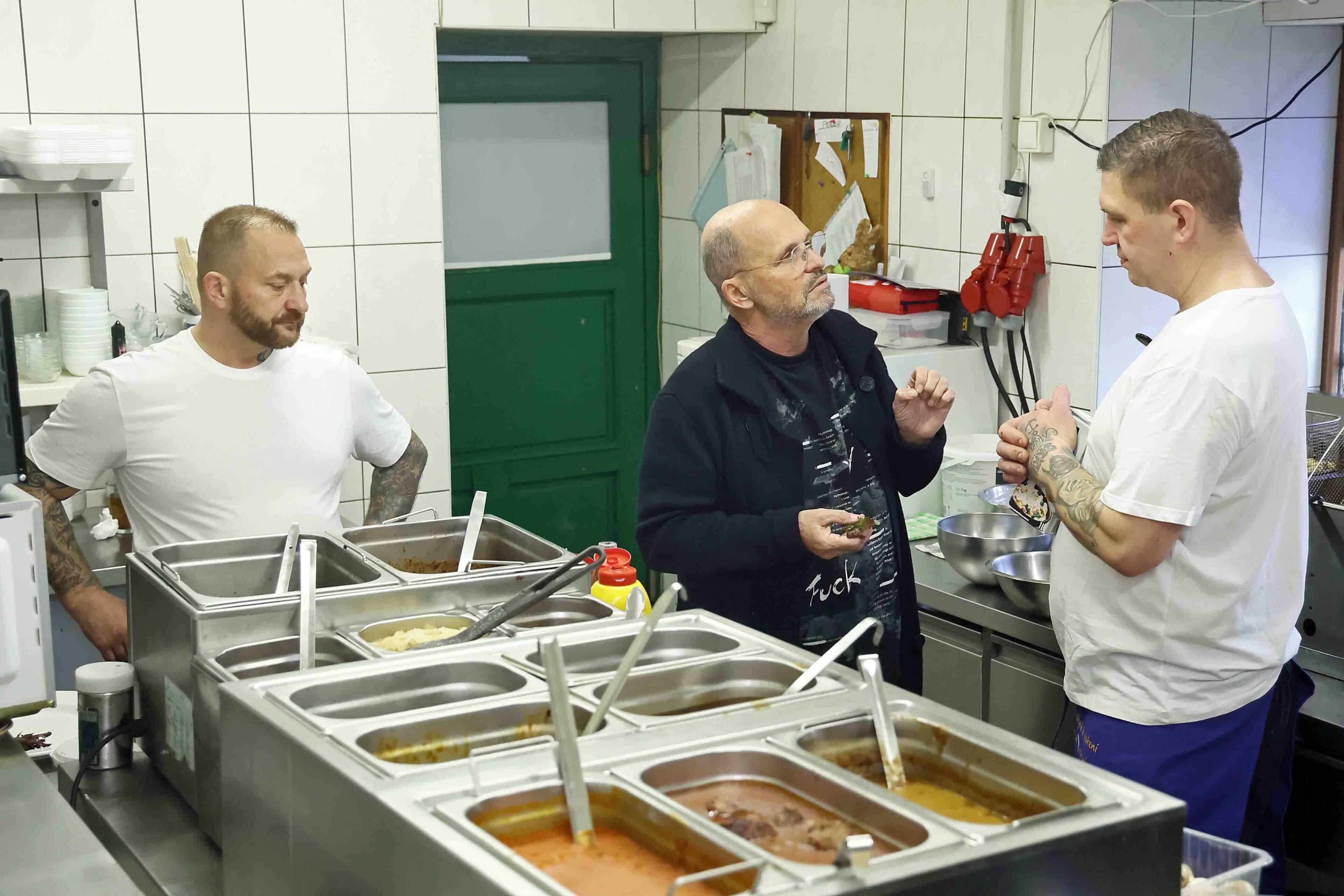 Zdeněk Pohlreich v nové řadě Ano, šéfe! v hostinci U Zlatého buřtu. Foto: TV Prima / se souhlasem