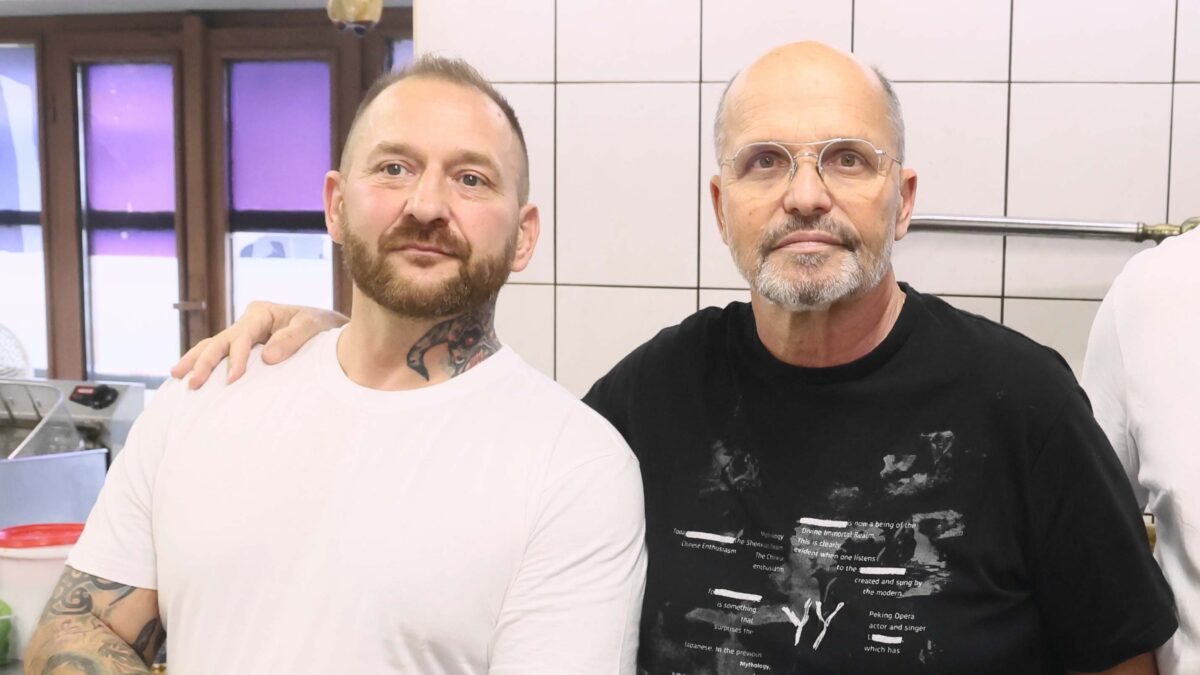 Erik Macan při natáčení se Zdeňkem Pohlreichem. U Zlatého buřtu ale ve skutečnosti nepracuje. Foto: TV Prima / se souhlasem