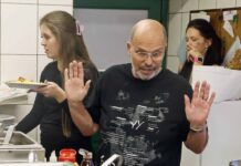 Zdeněk Pohlreich v nové řadě Ano, šéfe! v hostinci U Zlatého buřtu. Foto: TV Prima / se souhlasem