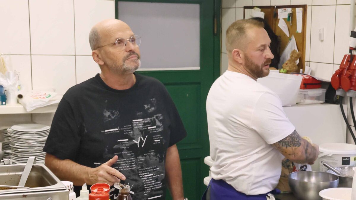 Erik Macan při natáčení se Zdeňkem Pohlreichem. U Zlatého buřtu ale ve skutečnosti nepracuje. Foto: TV Prima / se souhlasem