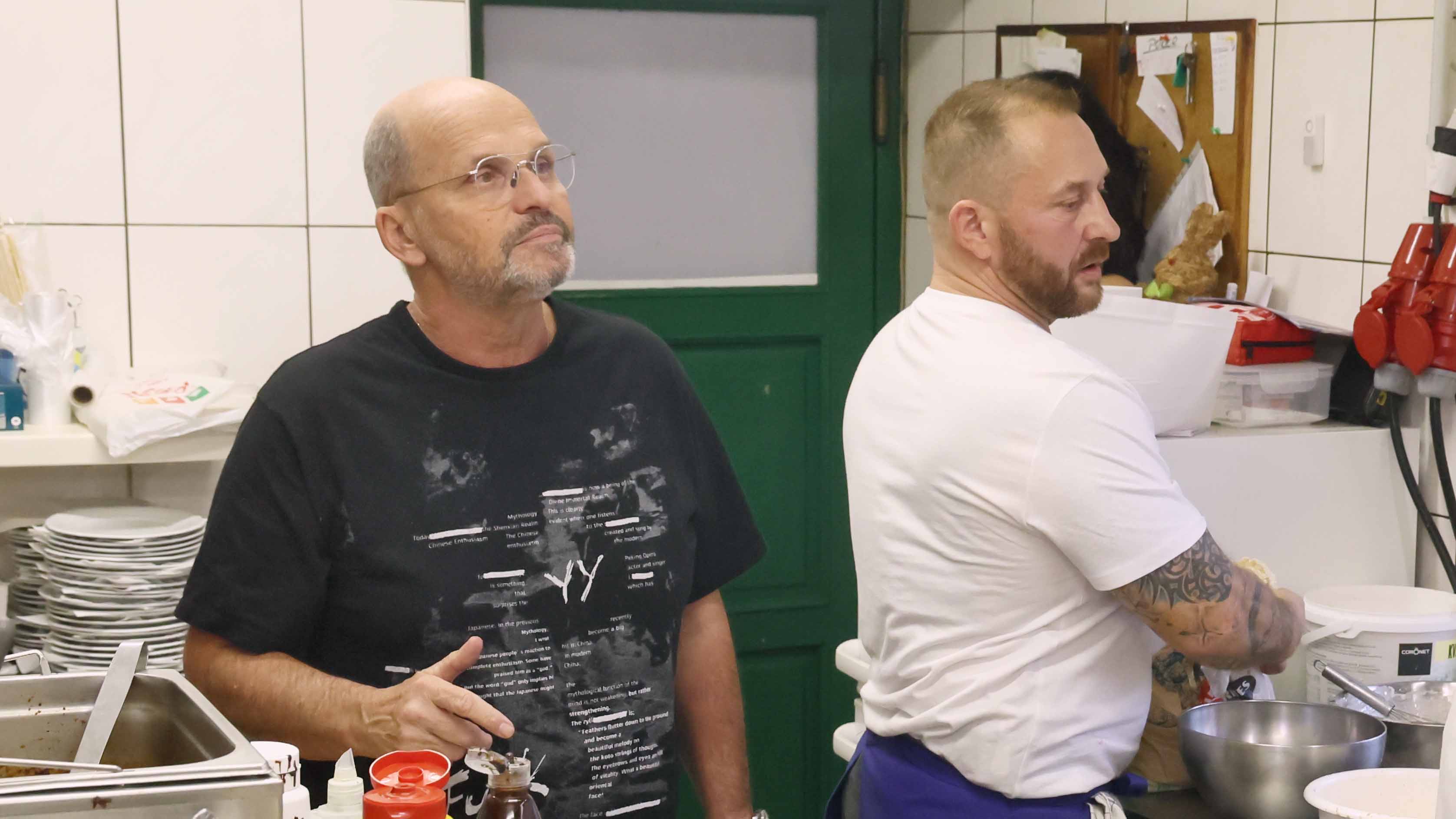 Erik Macan při natáčení se Zdeňkem Pohlreichem. U Zlatého buřtu ale ve skutečnosti nepracuje. Foto: TV Prima / se souhlasem