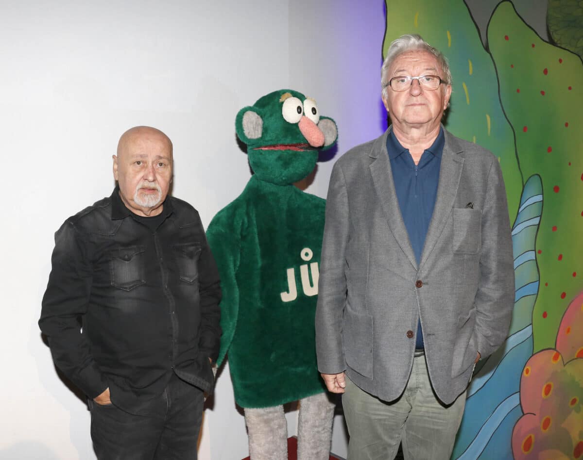 Herci Ota Jirák a Jiří Lábus s plyšovou postavou Jů. Foto: Nextfoto