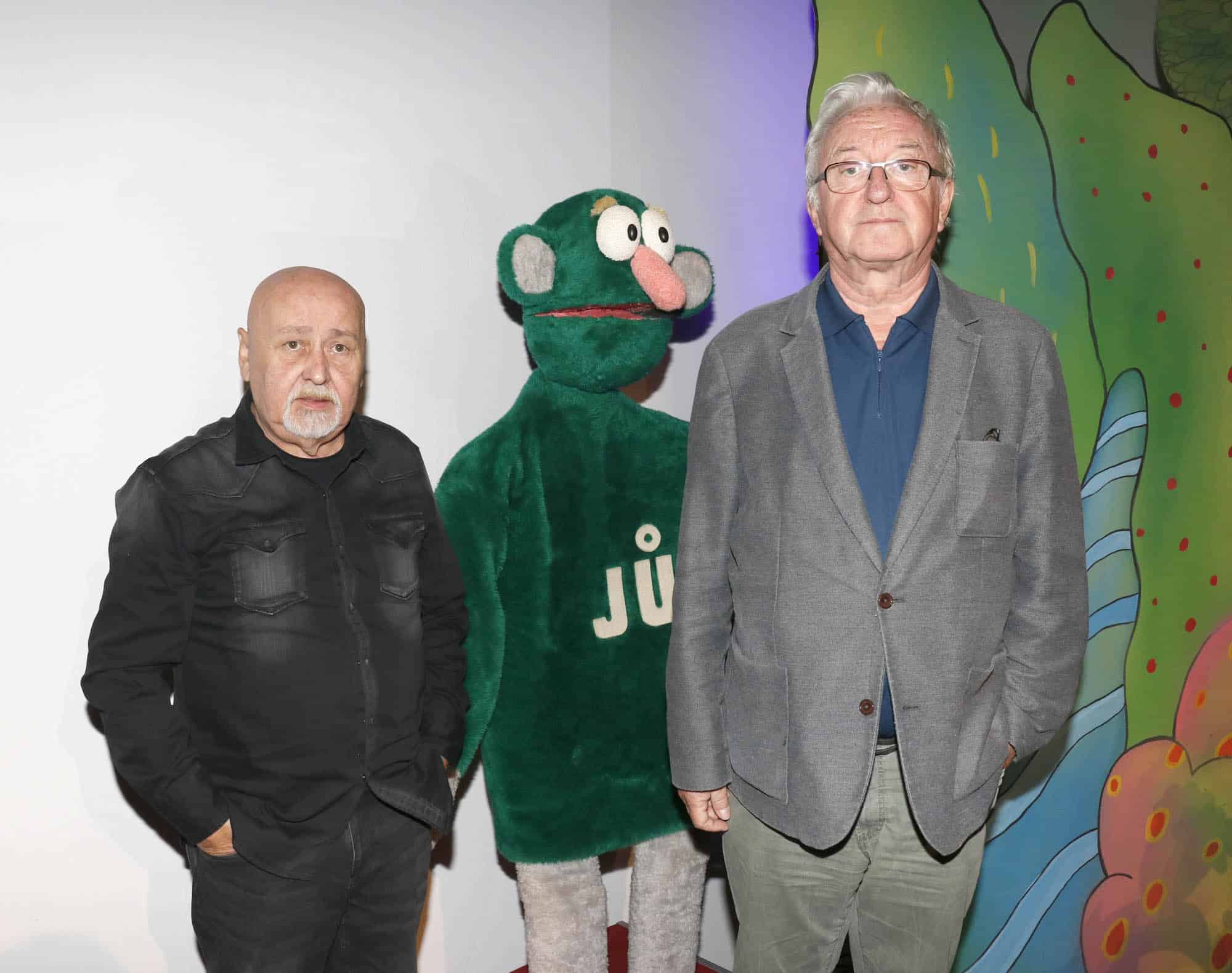 Herci Ota Jirák a Jiří Lábus s plyšovou postavou Jů. Foto: Nextfoto