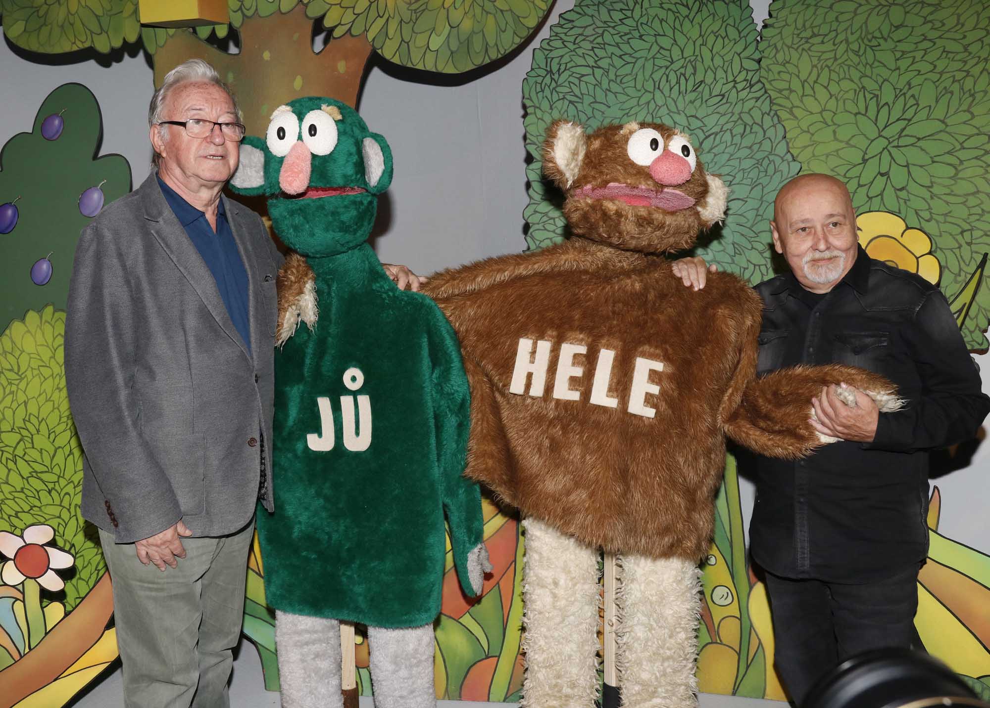 Herci Ota Jirák a Jiří Lábus s plyšovou postavou Jů. Foto: Nextfoto